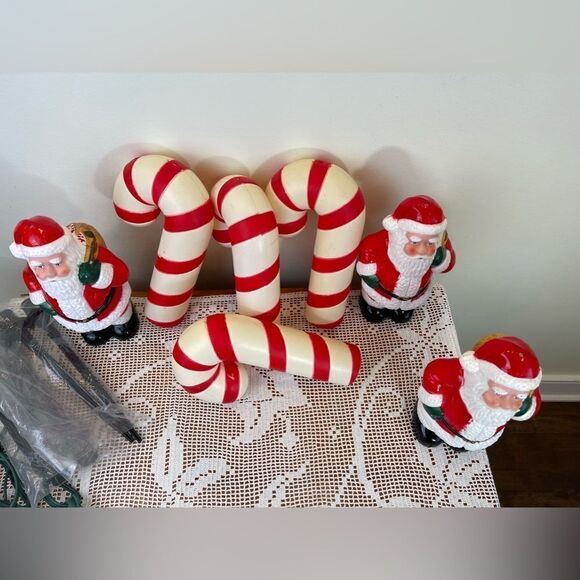 Set of 7 || Vintage DYNAGOOD lighted garden stakes Santas and Candy canes molds - Picture 5 of 11